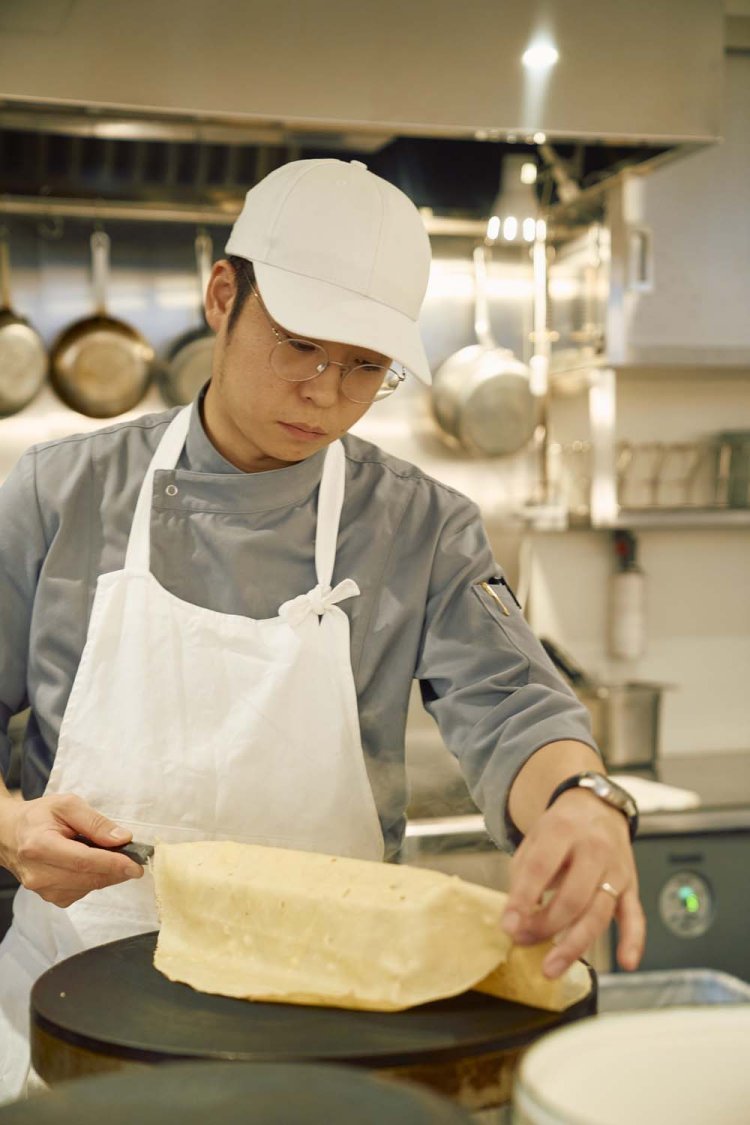 キッチンスタッフも料理人、パティシエなどの修業を積んだ職人。