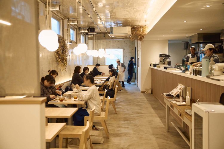 テイクアウトのクレープや焼き菓子など、商品購入のみの来店も可。