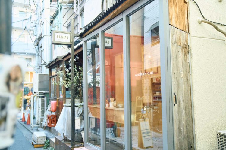 路地裏のさらに袋小路で営業。