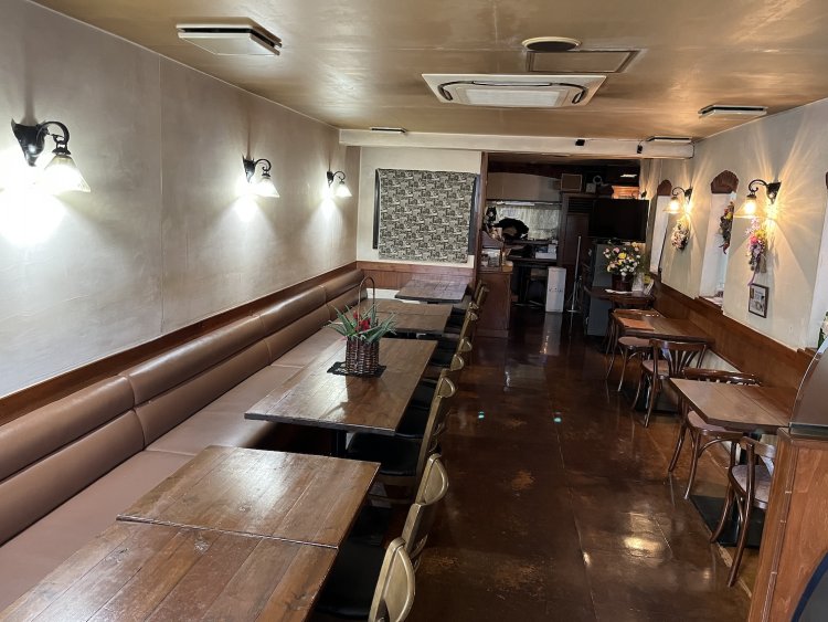 ダークブラウンで統一されたテーブルやイスも落ち着いた雰囲気で、ナチュラルな印象だ。