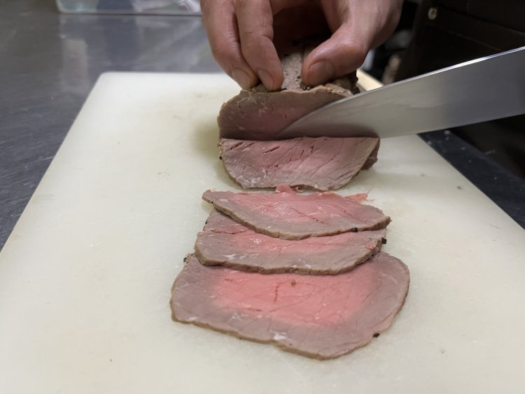 薄切りにしても繊維が壊れず、しっとり感が伝わる。