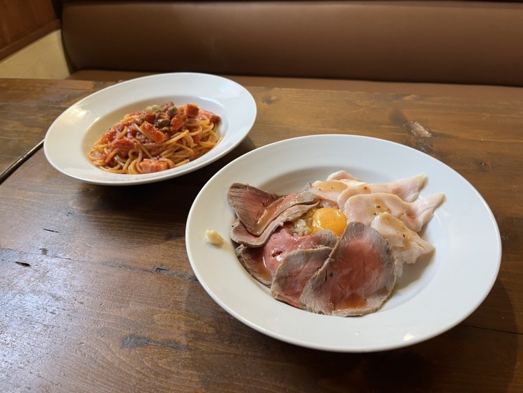 やわらかな午後の日差しの中で、たっぷりお肉の丼と、熱々パスタがモリモリ。