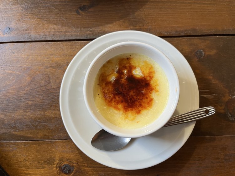 表面のほろ苦さと、濃厚な卵と牛乳のカスタードはテッパンのおいしさ！