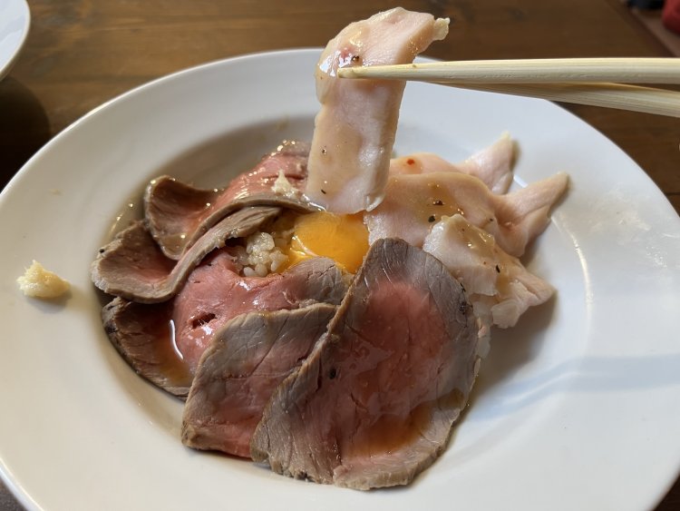 2種類のお肉を一度に楽しめる贅沢な一品だ。