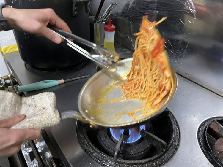 ニンニクとトマトの香りが厨房いっぱいに広がる！