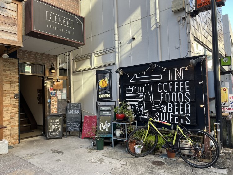 大きな「IN」の文字が目を引く看板。階段を上がって2階に店がある。