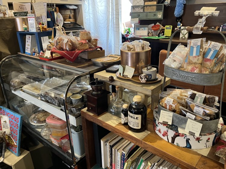 店頭ではその日提供するスイーツや、テイクアウト用の焼き菓子もある。
