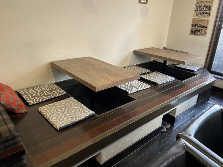 カフェではあまり見かけない掘りごたつ席。