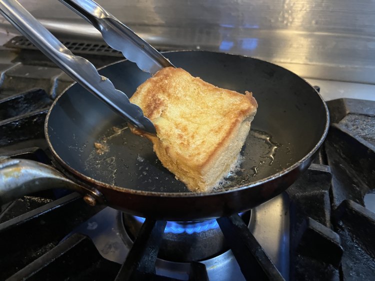 フライパンでジュウジュウと焼きあげる豆乳シフォンケーキ。こんなの見たことない！