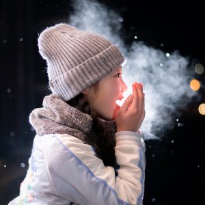 「なぜ寒いと息が白い？」「静電気が発生するのはどうして？」冬の散歩で気になるアレコレ