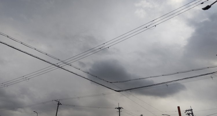 冷たい風が吹き付ける冬の鉛色の空。