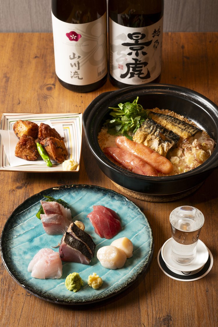 お刺身五点盛1430円（写真は2人前）、揚げたてさつま揚げ660円、炊きたて土鍋ごはんのさば明太1合1480円（写真は2合）、日本酒グラス550円～。