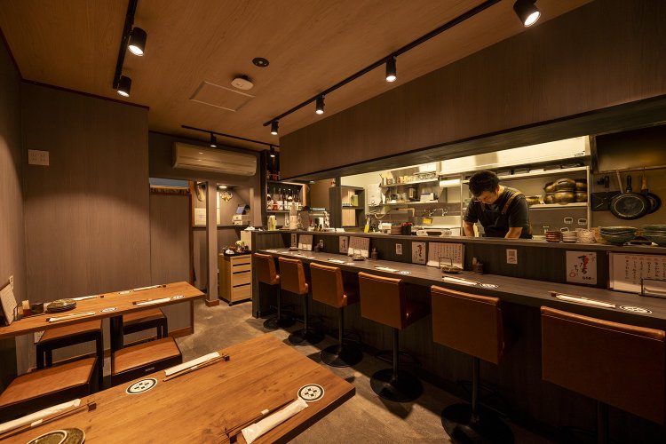 2024年開店。1階はモダン、2階座敷は1965年築の風情だ。