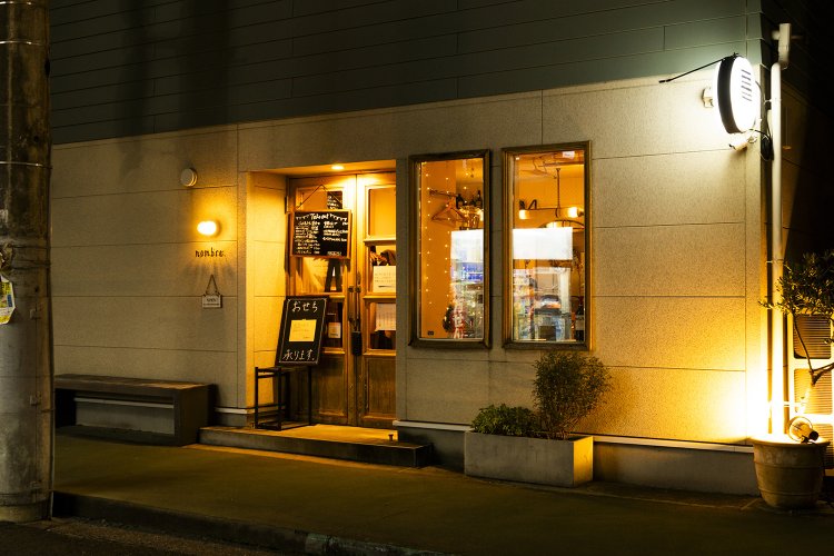 2017年創業。5年営んだ前店時代からの地元客も足しげく通う。夜は予約が確実だ。