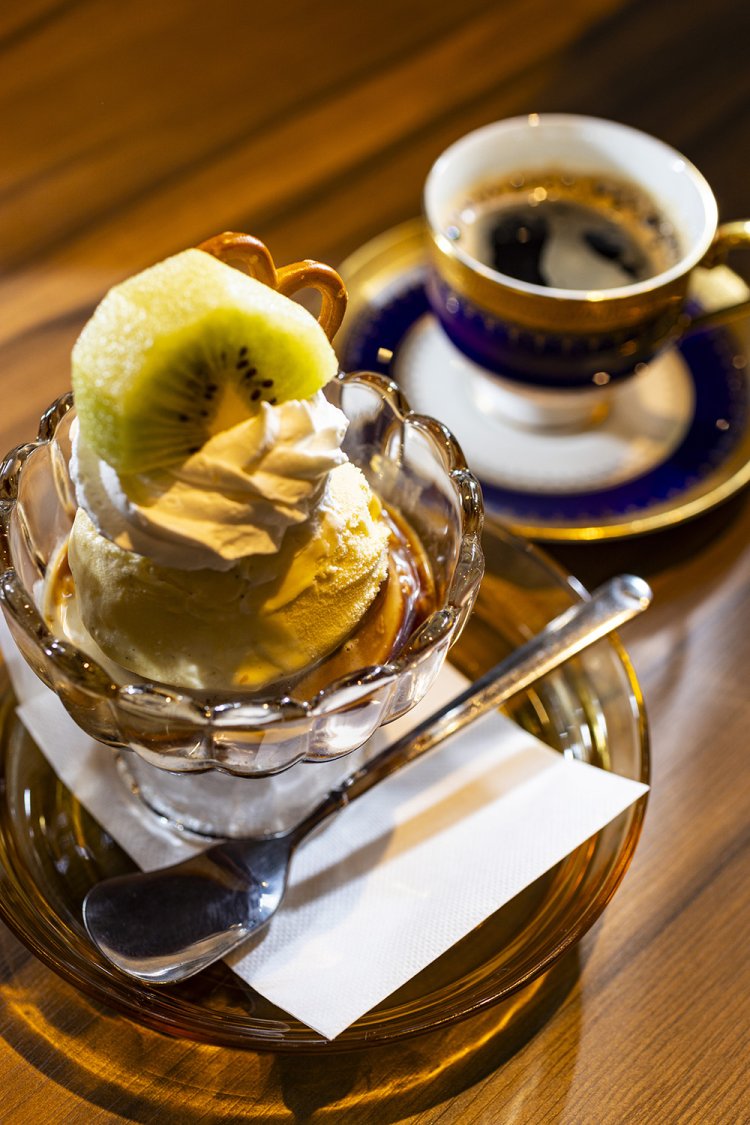 自家製のTRADプリン400円はアイスと生クリームとフルーツがのる豪華仕様。セットのエスプレッソ300円と合わせればやみつき。