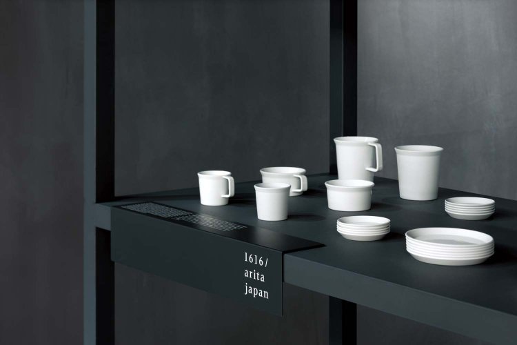「1616/ arita japan（イチロクイチロク アリタジャパン）」のメインライン「Standard（スタンダード）」。有田焼特有の鮮やかな絵付けを一切排除し、シンプルに。スタッキングできるのも大きな特徴。コーヒーカップ2750円など。