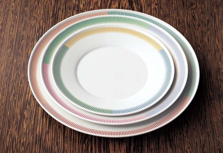 フランスを代表するデザイナーのひとり、ピエール・シャルパン氏によるデザイン。「PC Round Plate 200」（小／3740円）など。