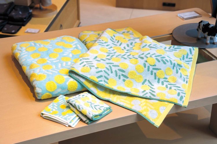 「mimosa（ミモザ）シリーズ」バスタオル5940円、フェイスタオル2200円など。