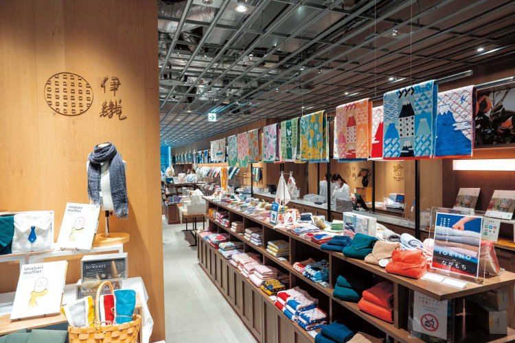 富士山などをモチーフにした商品は、訪日観光客にも大人気だとか。プレゼントにも。