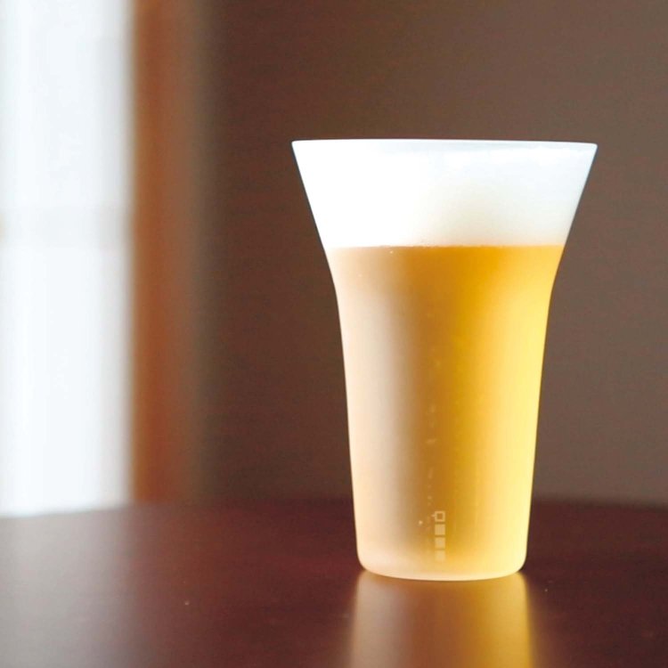 生涯補償つきの「生涯を添い遂げるグラス/タンブラーグラス フロスト」7150円。「うす吹き」タイプのグラスは、職人の手作業で極めて薄く均一に仕上げられ、口当たりの良さを実現。すりガラスのようなフロストタイプも。