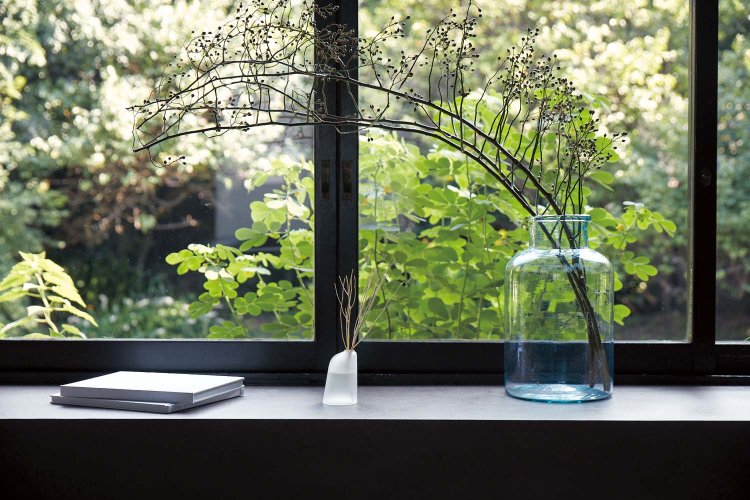 部屋中に香りが広がるブルーミングディフューザー 器 moe ガラス fog 3850円、液体香料No.100 2200円、ウィードスティック Short 550円（すべて写真中央）。