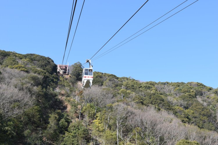 ロープウェイに乗って山の上へ向かう。
