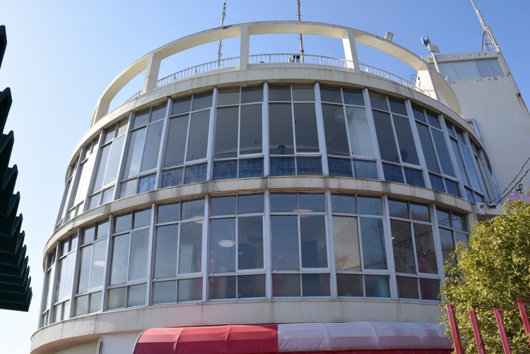 樽のような形をした「回転展望閣」。