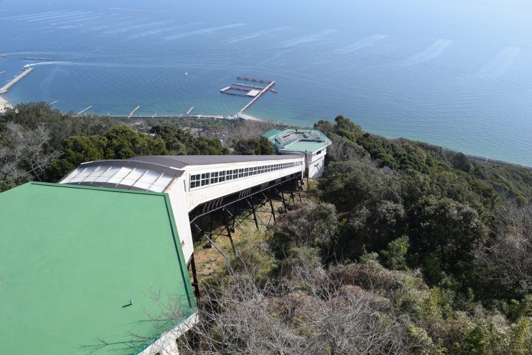 勾配に築かれたカーレーターの建物も見えた。