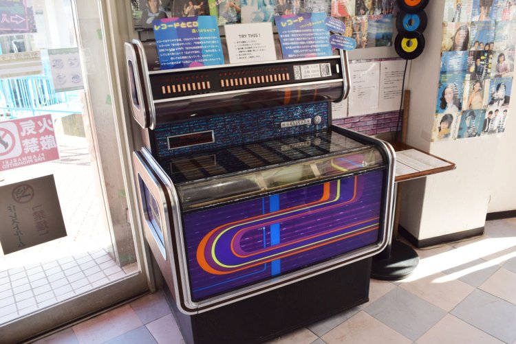 回転展望閣1階に置かれたジュークボックス。