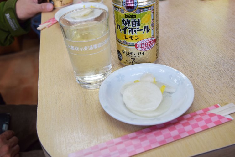 かぶの漬物をつまみにチューハイを飲む。