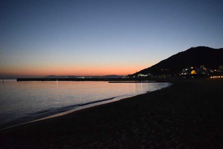 須磨の海辺で見た夕焼けの空。