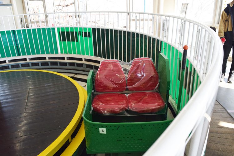 こんな可愛（かわい）らしいカゴに乗って運ばれていく。