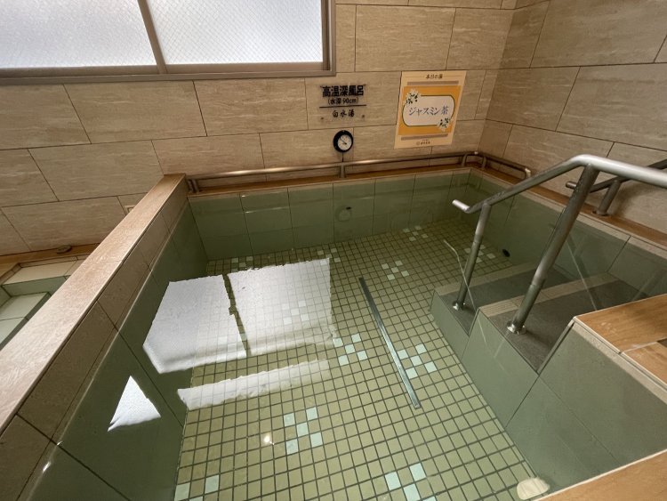 約42度の高温風呂は日替わり湯になっている。