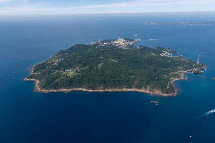 松島は江戸中期より石炭が採掘され、昭和初期をピークにして1963年に松島炭鉱が閉山した。2022年9月24日空撮。