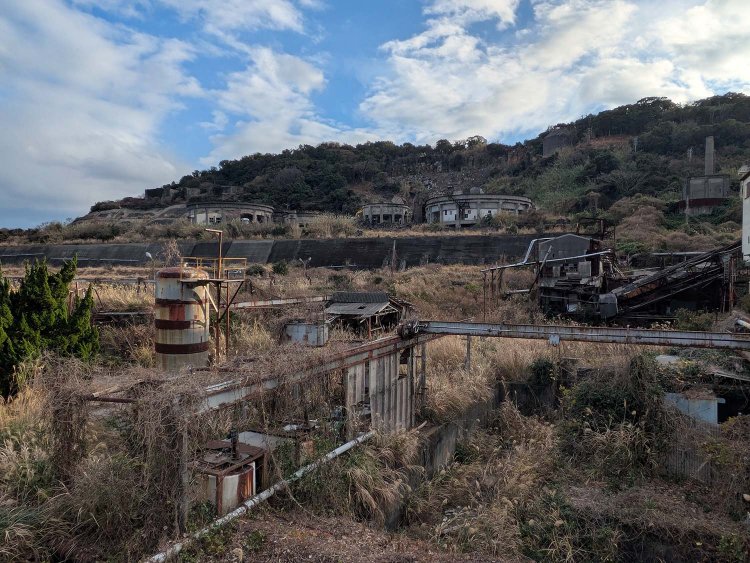 池島炭鉱の遺構。火力発電所施設を手前にして炭鉱施設を見る。