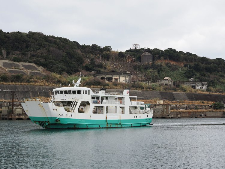 西海沿岸商船が運航する「フェリーかしま」。自動車やバイクなどは西彼杵半島からこの船に乗り込んで池島へ向かう。