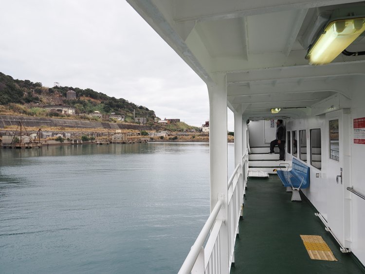 フェリーからの眺め。目一杯に池島炭鉱の遺構が望めた。