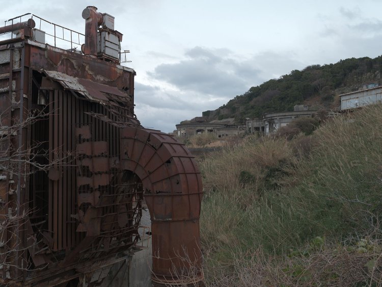 火力発電所の跡。海側に面しているからなのか、約20年で鉄が錆びて朽ちてしまっている。海水から真水を生成する装置も備わっていた。背後はシックナー。