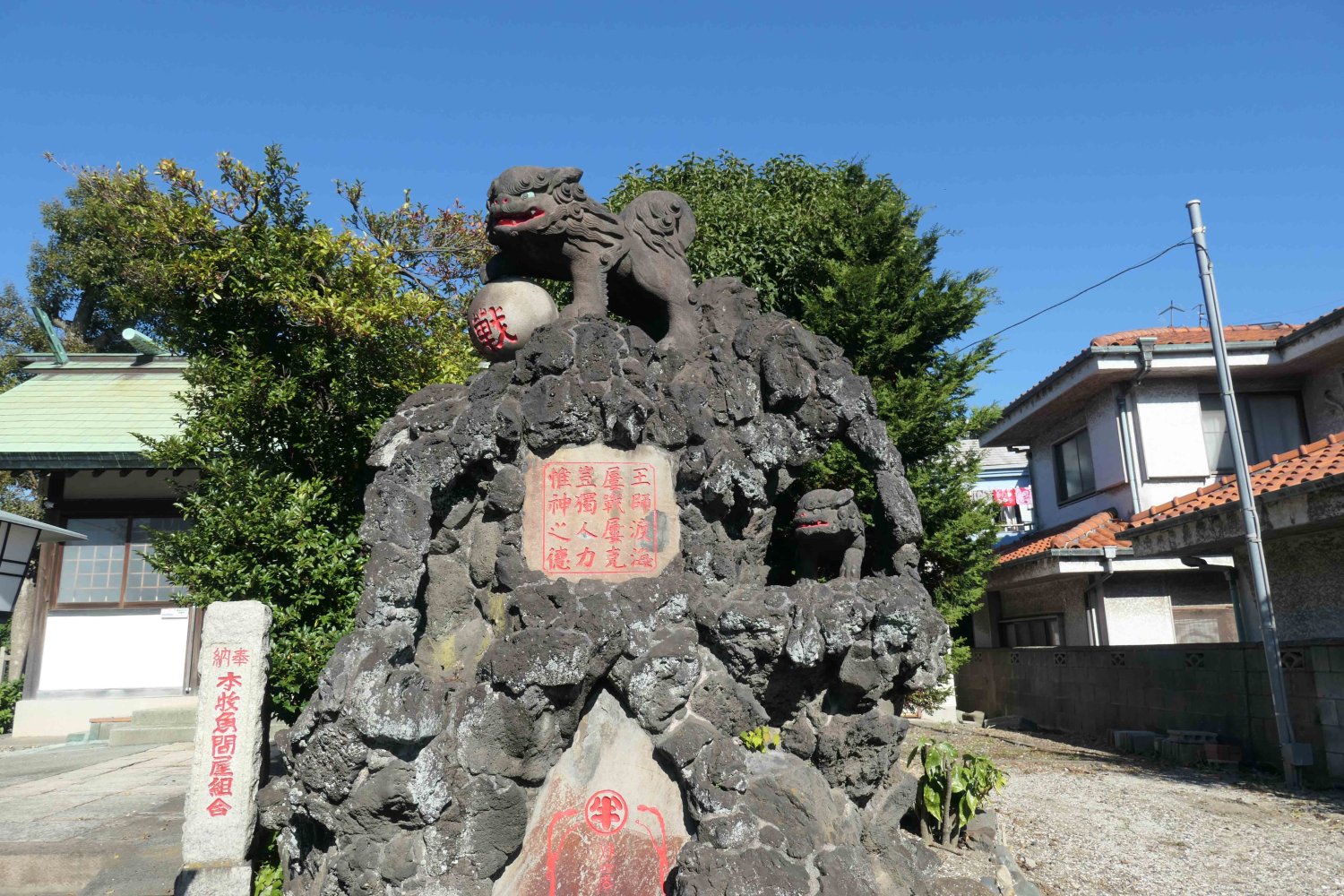 1_日露戦争記念の砲弾狛犬 2025（令和7）年11月撮影 中区・本牧吾妻神社