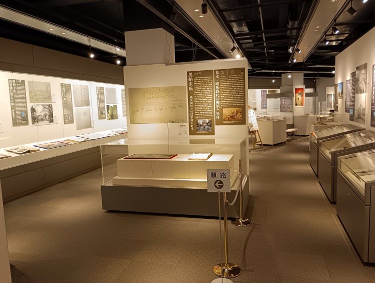 特別展「戦争の記憶 横浜と軍隊の120年」展示会場。「横浜と軍隊」の物語は嘉永6年（1853）の黒船来航から始まる。