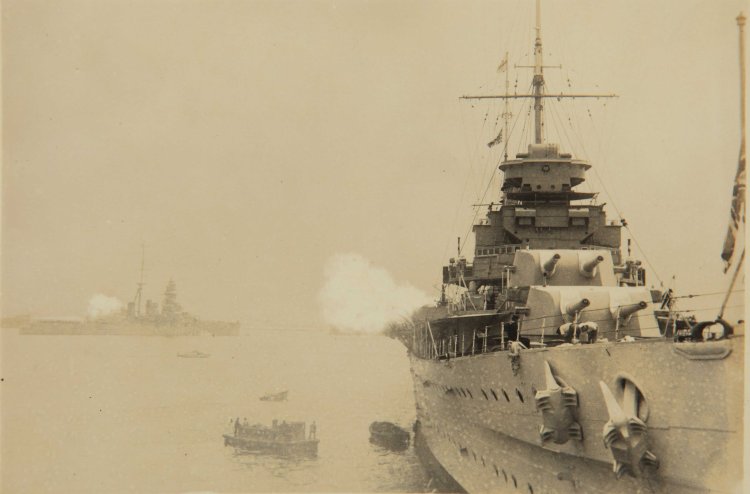 横浜港に停泊する戦艦「比叡」とイギリス巡洋艦「サフォーク」。昭和9年（1934）、『横浜グラフ』『横浜都市発展記念館』所蔵。