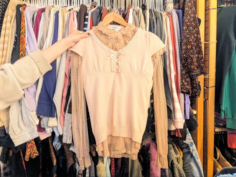 あらかじめコーディネートの見本を組んで並べているコーナーも。レースのシャツ5280円。半袖のカットソー4180円。