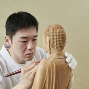 仏像を造っているのはどんな人？「仏師」という生き方について、城崎侊和さんに聞く