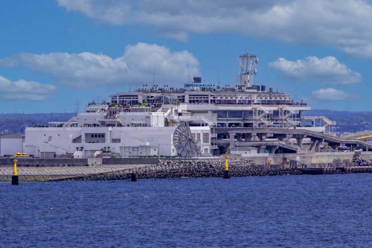 海ほたるパーキングエリア（画像＝Adobe Stock）。