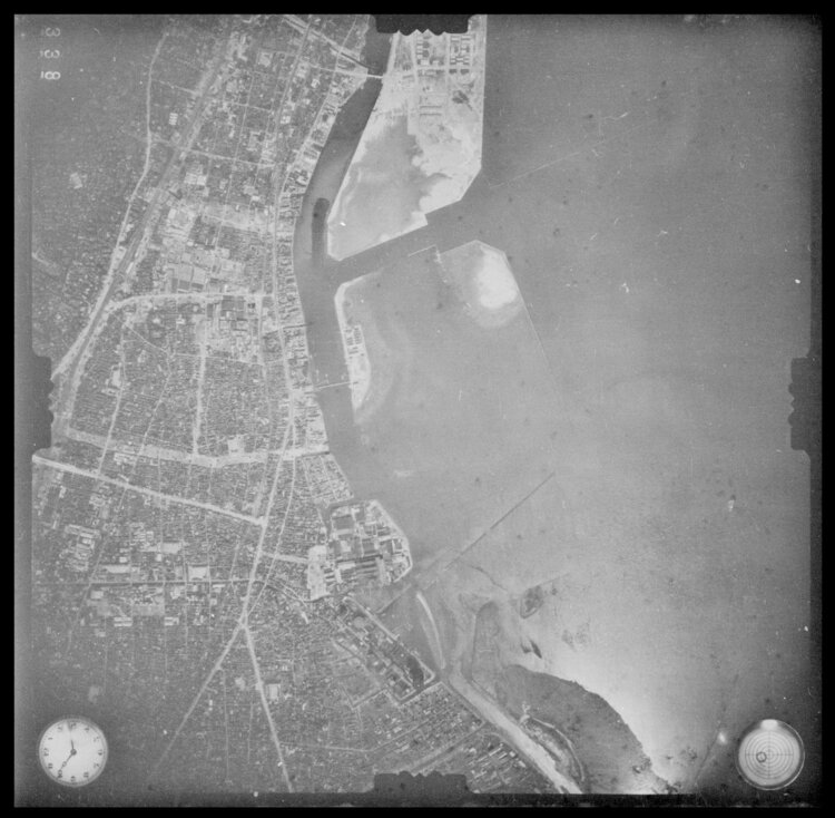 昭和19年（1944）10月撮影。中央、靴下型の埋め立て地南にあるのが平和島。出典＝国土地理院 地図・空中写真閲覧サービス。