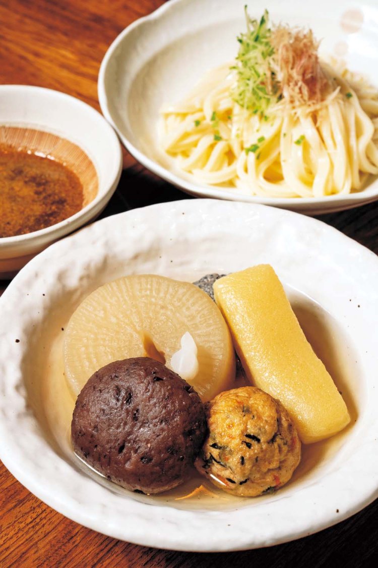 写真は、ゴマだれゴマすり出世うどんセット（冷）おでん5品。平日1650円。