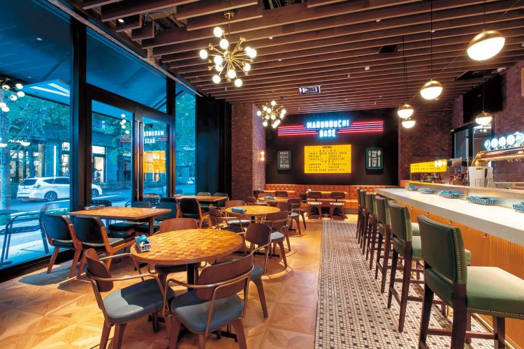 バーカウンターも備えた1階のアメリカンダイナー。