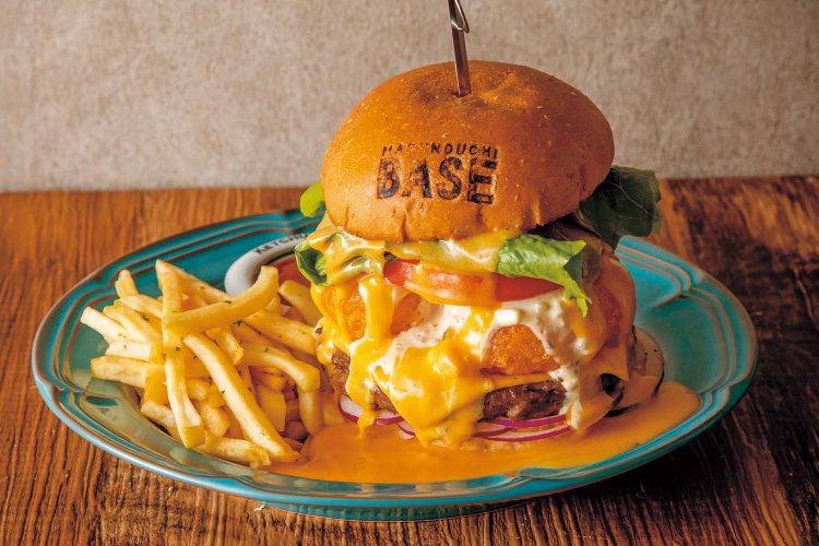 牛タンパテに特製チェダーソースをかけた、スーパーチーズバーガー2299円。オニオンリングの食感も楽しい。