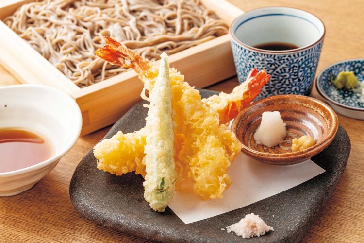 大ぶりの海老天2本が付く、大海老天もり1950円。ほかに特製くるみだれそばなども。