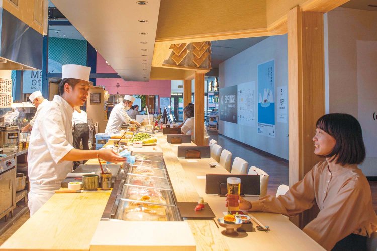 開放的な白木のカウンター。職人との距離も近く、仕事ぶりを眺めながらの一杯を。